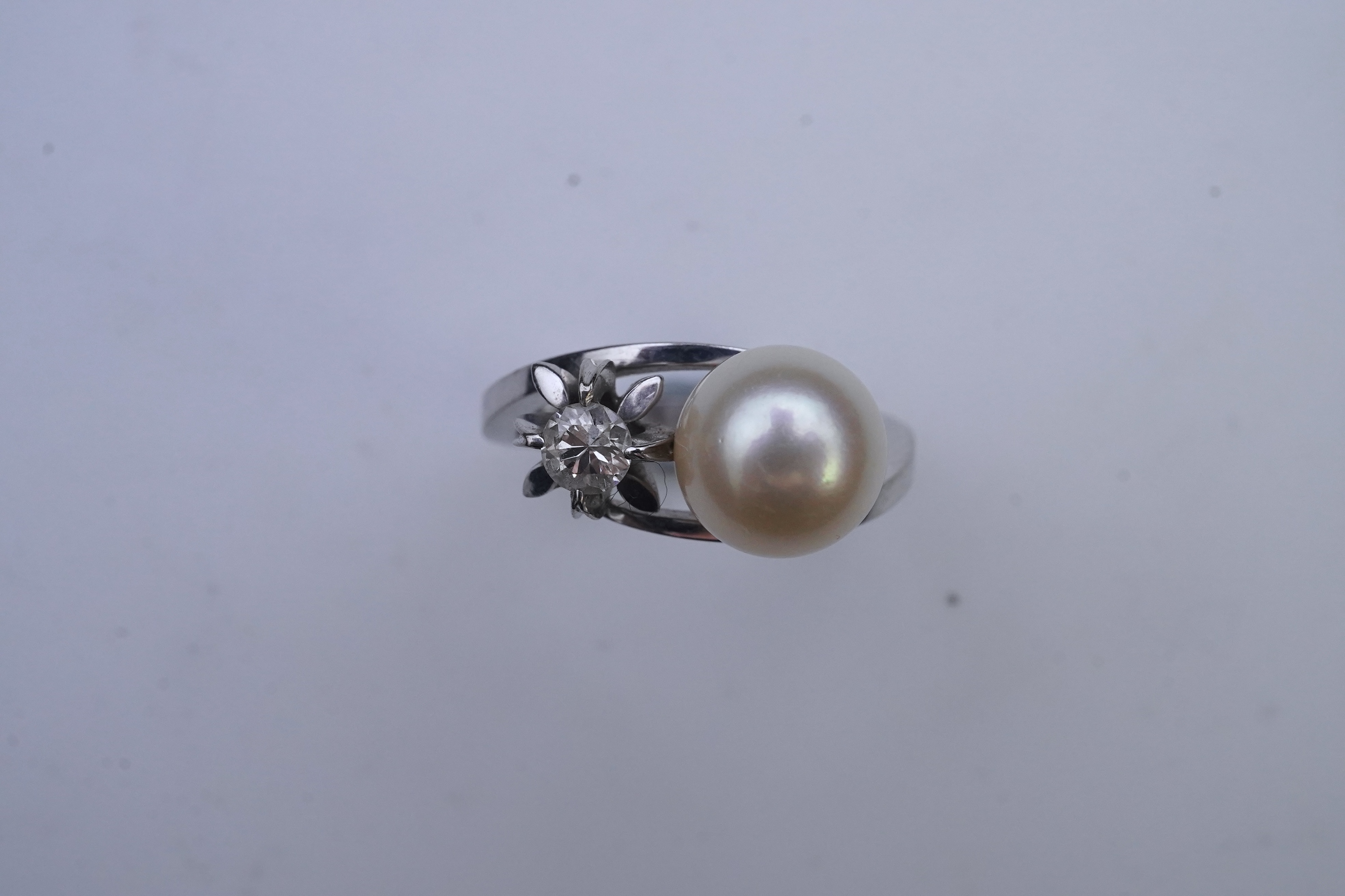 A cultured pearl and diamond toi-et-moi ring